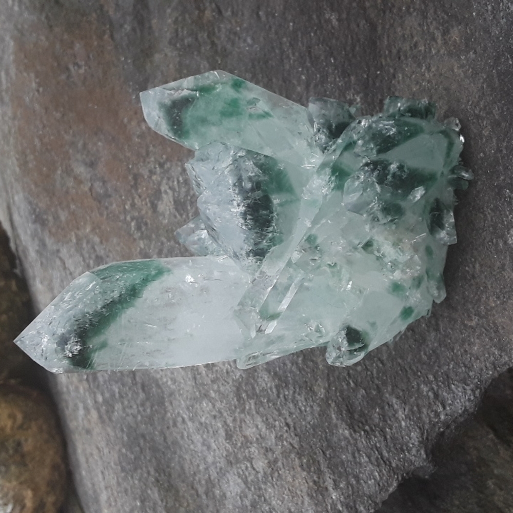 Green phantom quartz crystal cluster, lab-grown - Picture 8 of 8